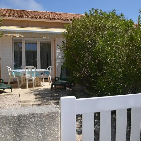 Charmante Maisonnette Dans Avec Piscine.