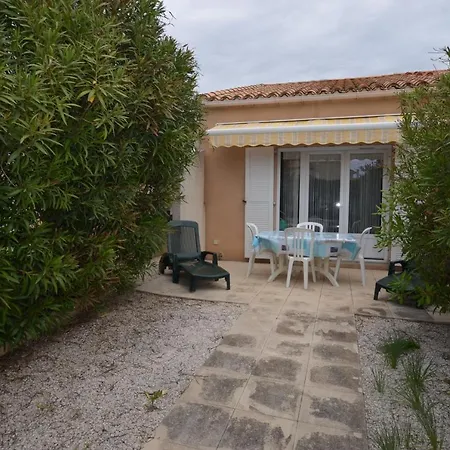 Charmante Maisonnette Dans Avec Piscine. * Fleury (Aude)